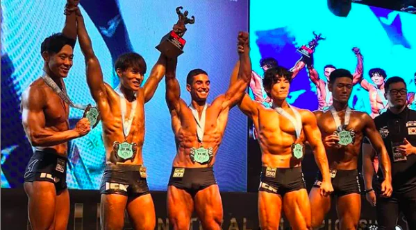 Alvise Davanzo festeggia sul podio il titolo mondiale ICN 2019 in Corea