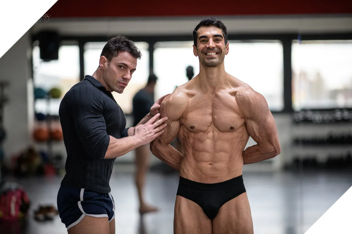 Flavio D'Angelo, personal trainer a Brescia, con un atleta in palestra