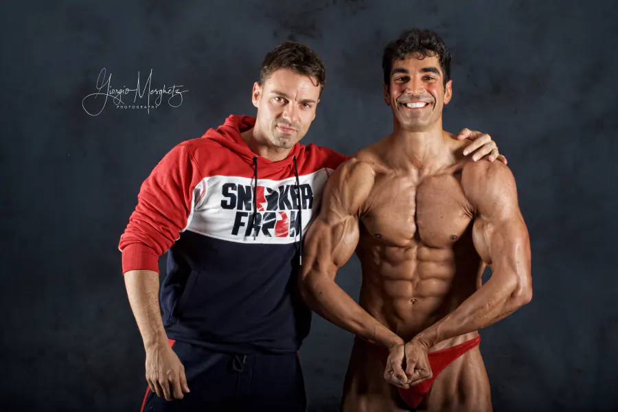 Flavio D'Angelo in posa con un atleta da lui preparato