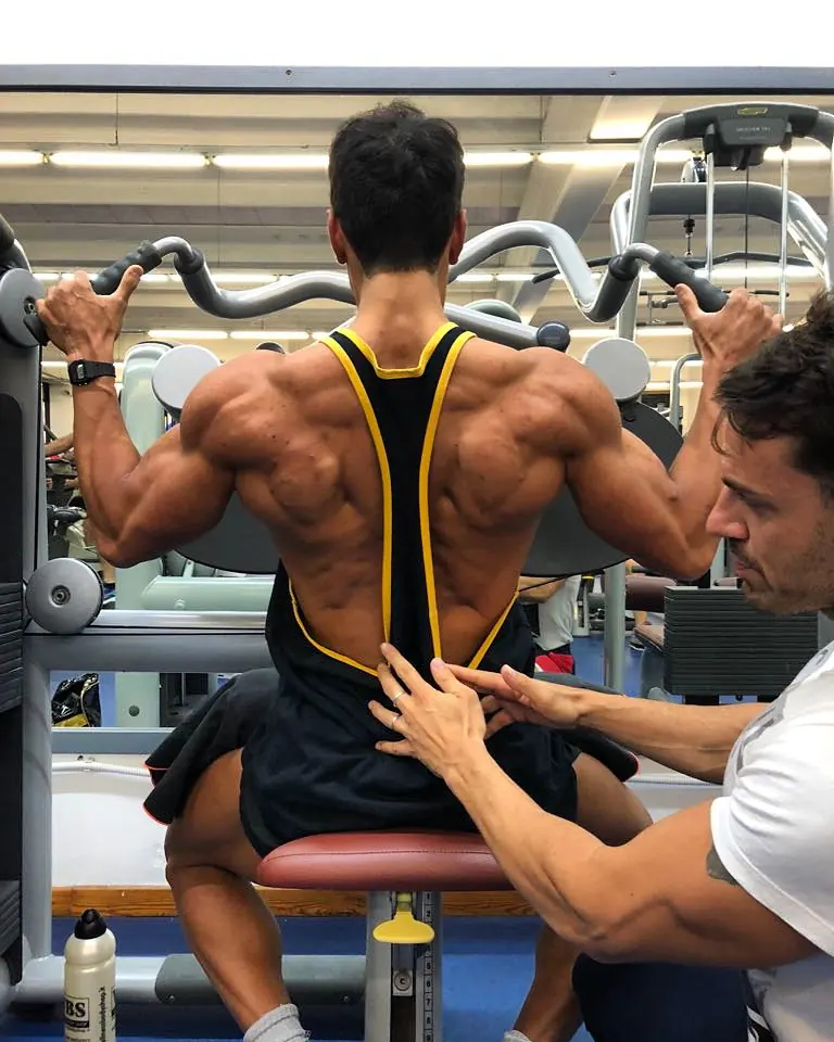 Allenamento della schiena con l'aiuto del personal trainer